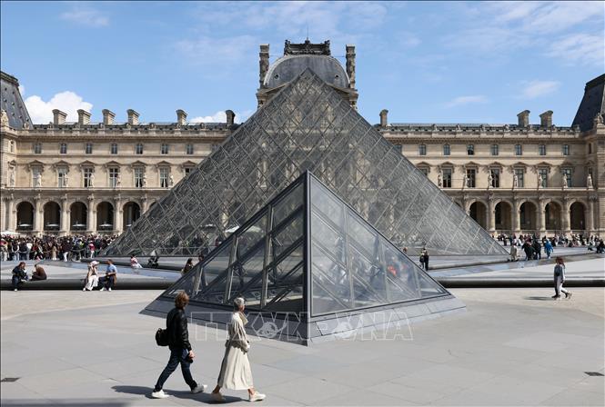 Vụ trộm táo tợn xảy ra tại bảo tàng Louvre (ảnh) ở Paris, Pháp ngày 19/10/2025, khi các đối tượng lấy đi số trang sức trị giá khoảng 100 triệu USD, sắp được chuyển thể thành phim điện ảnh và loạt phim tài liệu. Theo Nhà xuất bản Flammarion, đạo diễn người Pháp Romain Gavras sẽ lấy cảm hứng từ cuốn sách điều tra Main basse sur le Louvre (tạm dịch: “Cú ra tay tại Louvre”) để thực hiện dự án điện ảnh này. Ảnh: THX/TTXVN  