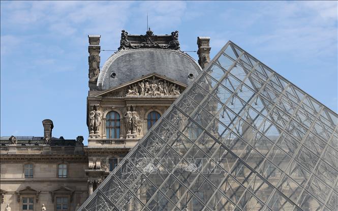 Vụ trộm táo tợn xảy ra tại bảo tàng Louvre (ảnh) ở Paris, Pháp ngày 19/10/2025, khi các đối tượng lấy đi số trang sức trị giá khoảng 100 triệu USD, sắp được chuyển thể thành phim điện ảnh và loạt phim tài liệu. Theo Nhà xuất bản Flammarion, đạo diễn người Pháp Romain Gavras sẽ lấy cảm hứng từ cuốn sách điều tra Main basse sur le Louvre (tạm dịch: “Cú ra tay tại Louvre”) để thực hiện dự án điện ảnh này. Ảnh: THX/TTXVN  
