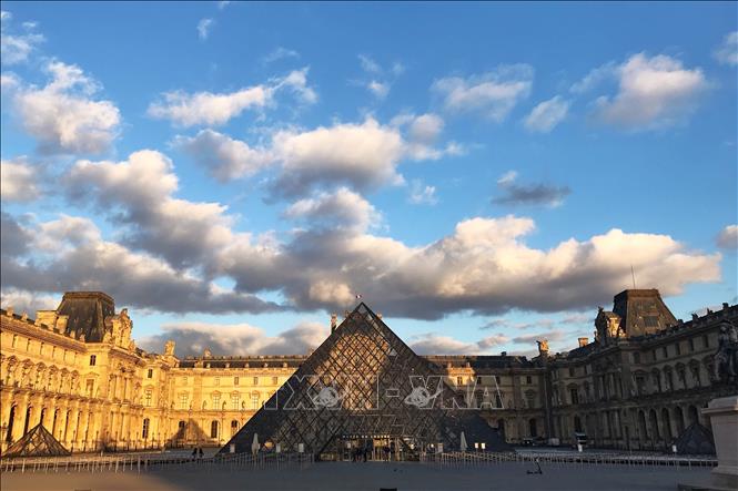 Vụ trộm táo tợn xảy ra tại bảo tàng Louvre (ảnh) ở Paris, Pháp ngày 19/10/2025, khi các đối tượng lấy đi số trang sức trị giá khoảng 100 triệu USD, sắp được chuyển thể thành phim điện ảnh và loạt phim tài liệu. Theo Nhà xuất bản Flammarion, đạo diễn người Pháp Romain Gavras sẽ lấy cảm hứng từ cuốn sách điều tra Main basse sur le Louvre (tạm dịch: “Cú ra tay tại Louvre”) để thực hiện dự án điện ảnh này. Ảnh: THX/TTXVN  