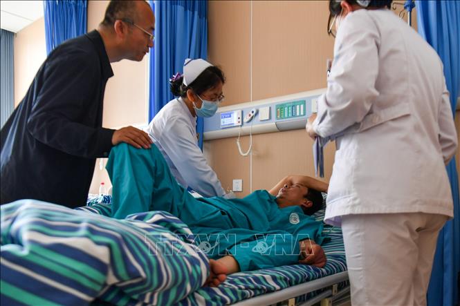 Một vụ nổ khí gas nghiêm trọng đã xảy ra tại mỏ than ở huyện Tẩm Nguyên, tỉnh Sơn Tây, miền Bắc Trung Quốc tối 22/5/2026, làm ít nhất 82 người thiệt mạng, trở thành một trong những thảm họa công nghiệp nghiêm trọng nhất nước này trong nhiều năm qua. Tai nạn xảy ra khi có tổng cộng 247 công nhân đang làm việc dưới lòng đất. Trước đó, nồng độ khí carbon monoxide độc hại tại khu vực được xác định đã vượt ngưỡng an toàn. Ảnh: Điều trị cho nạn nhân vụ nổ mỏ than. THX/TTXVN
