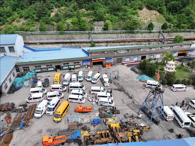 Một vụ nổ khí gas nghiêm trọng đã xảy ra tại mỏ than ở huyện Tẩm Nguyên, tỉnh Sơn Tây, miền Bắc Trung Quốc tối 22/5/2026, làm ít nhất 82 người thiệt mạng, trở thành một trong những thảm họa công nghiệp nghiêm trọng nhất nước này trong nhiều năm qua. Tai nạn xảy ra khi có tổng cộng 247 công nhân đang làm việc dưới lòng đất. Trước đó, nồng độ khí carbon monoxide độc hại tại khu vực được xác định đã vượt ngưỡng an toàn. Ảnh: THX/TTXVN