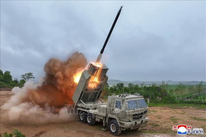 Ngày 26/5/2026, Cơ quan Quản lý Tên lửa và Viện Khoa học Quốc phòng Triều Tiên đã tiến hành các vụ thử hệ thống phóng tên lửa đa năng hạng nhẹ mới phát triển và hệ thống vũ khí tên lửa hành trình chiến thuật đa nòng. Theo Hãng thông tấn trung ương Triều Tiên KCNA, đây là một phần trong kế hoạch hiện đại hóa lực lượng pháo binh và tên lửa nhằm hoàn thành mục tiêu phát triển quốc phòng 5 năm của nước này. Nhà lãnh đạo Triều Tiên Kim Jong-un đã trực tiếp giám sát các vụ thử. Ảnh: Yonhap/TTXVN 