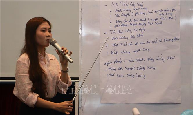Hội viên phụ nữ trình bày ý kiến trong chương trình. Ảnh: Phúc Sơn – TTXVN