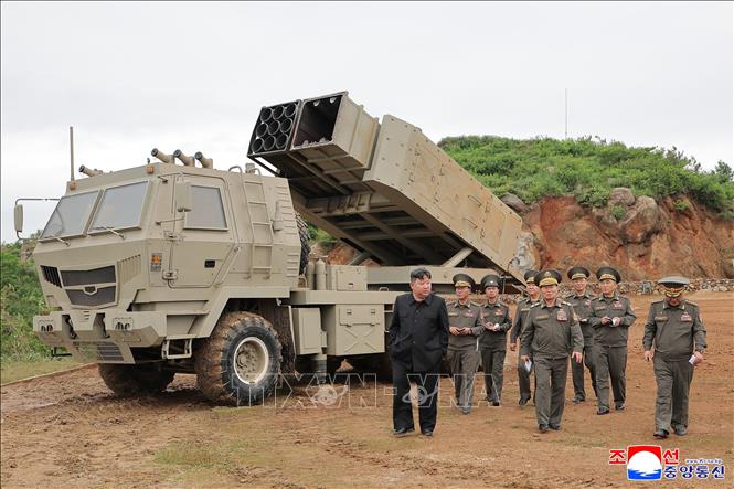 Ngày 26/5/2026, Cơ quan Quản lý Tên lửa và Viện Khoa học Quốc phòng Triều Tiên đã tiến hành các vụ thử hệ thống phóng tên lửa đa năng hạng nhẹ mới phát triển và hệ thống vũ khí tên lửa hành trình chiến thuật đa nòng. Theo Hãng thông tấn trung ương Triều Tiên KCNA, đây là một phần trong kế hoạch hiện đại hóa lực lượng pháo binh và tên lửa nhằm hoàn thành mục tiêu phát triển quốc phòng 5 năm của nước này. Nhà lãnh đạo Triều Tiên Kim Jong-un đã trực tiếp giám sát các vụ thử. Ảnh: Yonhap/TTXVN 