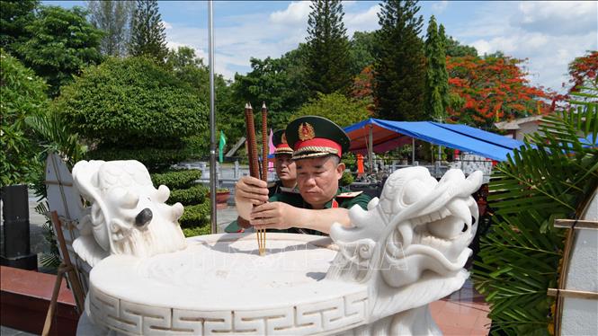 Các đại biểu dâng hoa, dâng hương trước anh linh các anh hùng liệt sĩ tại Nghĩa trang liệt sĩ Kon Tum. Ảnh: Dư Toán - TTXVN