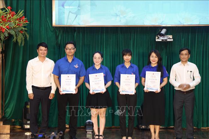 Trao giải Cuộc thi trực tuyến “Tìm hiểu về cuộc đời và sự nghiệp của Chủ tịch Hồ Chí Minh năm 2026” trên nền tảng Bình dân học vụ số MobiEdu MOOCs. Ảnh: Mai Trang - TTXVN 