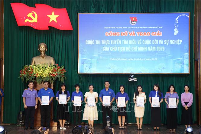 Trao giải Cuộc thi trực tuyến “Tìm hiểu về cuộc đời và sự nghiệp của Chủ tịch Hồ Chí Minh năm 2026” trên nền tảng Bình dân học vụ số MobiEdu MOOCs. Ảnh: Mai Trang - TTXVN 