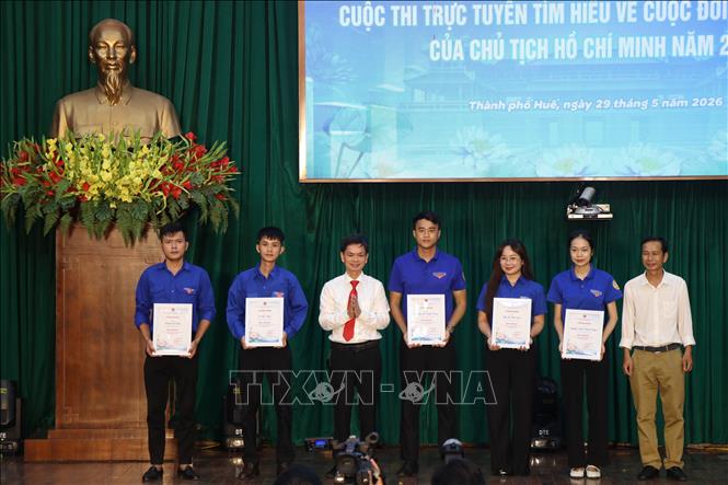 Trao giải Cuộc thi trực tuyến “Tìm hiểu về cuộc đời và sự nghiệp của Chủ tịch Hồ Chí Minh năm 2026” trên nền tảng Bình dân học vụ số MobiEdu MOOCs. Ảnh: Mai Trang - TTXVN 