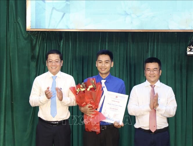 Trao giải Nhất Cuộc thi trực tuyến “Tìm hiểu về cuộc đời và sự nghiệp của Chủ tịch Hồ Chí Minh năm 2026” trên nền tảng Bình dân học vụ số MobiEdu MOOCs. Ảnh: Mai Trang - TTXVN 