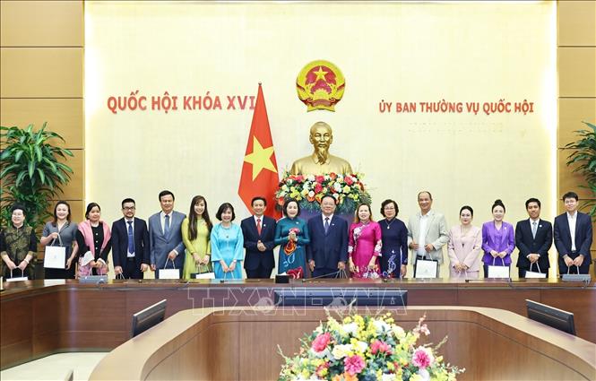 Phó Chủ tịch Quốc hội Nguyễn Thị Thanh trao tặng quà cho đại biểu nhà khoa học doanh nhân, doanh nghiệp tiêu biểu của Hội nghiên cứu Khoa học về Đông Nam Á – Việt Nam. Ảnh: Minh Đức – TTXVN