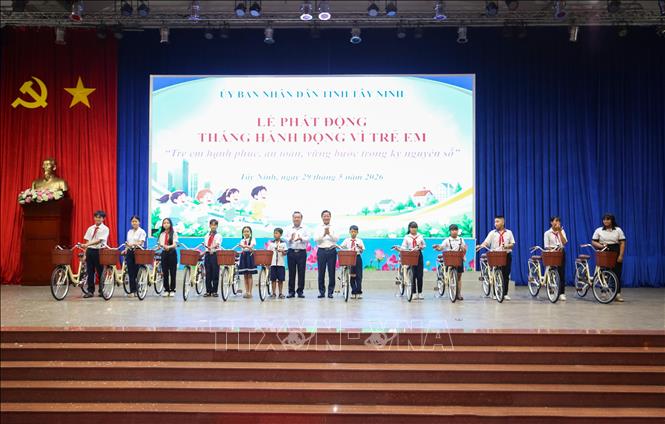 Những chiếc xe đạp được trao tặng cho học sinh có hoàn cảnh khó khăn. Ảnh: Giang Phương - TTXVN
