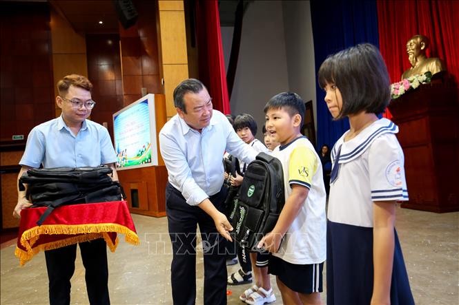 Ông Phạm Hùng Thái - Phó Bí thư Tỉnh ủy, Trưởng đoàn Đại biểu Quốc hội tỉnh Tây Ninh trao quà, động viên các học sinh có hoàn cảnh khó khăn. Ảnh: Giang Phương - TTXVN