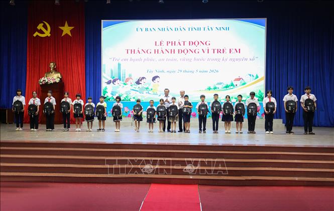 Những món quà ý nghĩa không chỉ hỗ trợ các em học sinh về vật chất mà còn là nguồn động viên tinh thần, tiếp thêm niềm tin và động lực để các em vượt khó, vươn lên trong học tập và cuộc sống. Ảnh: Giang Phương - TTXVN
