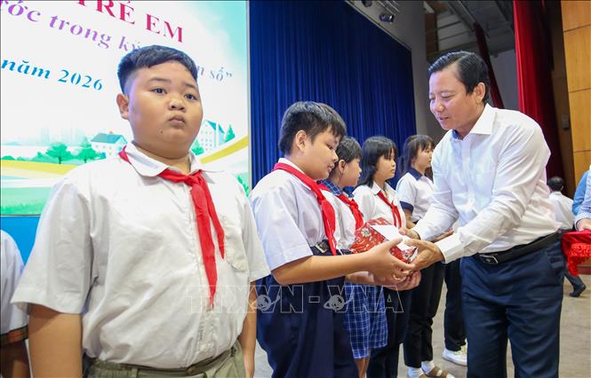 Ông Phạm Tấn Hòa, Phó Chủ tịch UBND tỉnh Tây Ninh tặng quà, động viên học sinh có hoàn cảnh khó khăn vươn lên học giỏi. Ảnh: Giang Phương - TTXVN