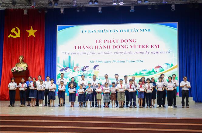 UBND tỉnh Tây Ninh tổ chức trao học bổng, quà tặng và dụng cụ học tập cho trẻ em có hoàn cảnh khó khăn trên địa bàn. Ảnh: Giang Phương - TTXVN
