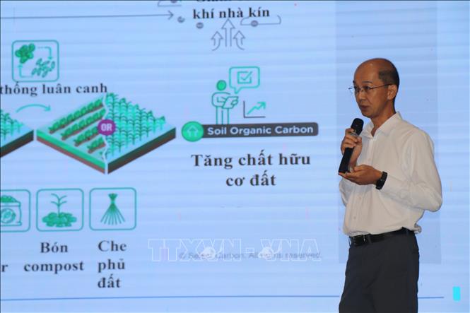 PGS.TS Châu Minh Khôi, Phó Hiệu trưởng Trường Nông nghiệp (Đại học Cần Thơ) chia sẻ mô hình ứng dụng công nghệ cao thành công trong trồng trọt tại ĐBSCL. Ảnh: Thu Hiền - TTXVN