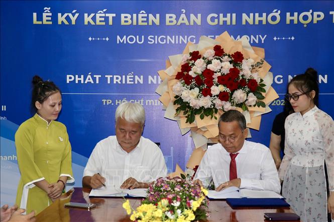 Ông Võ Khắc Thái, Phó Chủ tịch thường trực Liên đoàn Lao động Thành phố Hồ Chí Minh (trái) cùng ông Nguyễn Văn Lợi, Giám đốc Công ty Cổ phần Sản xuất Xây dựng Thanh Bình ký kết thoả thuận hợp tác. Ảnh: Thanh Vũ-TTXVN 
