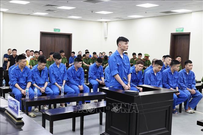 Các bị cáo khai báo tại phiên tòa. Ảnh: Kim Anh – TTXVN