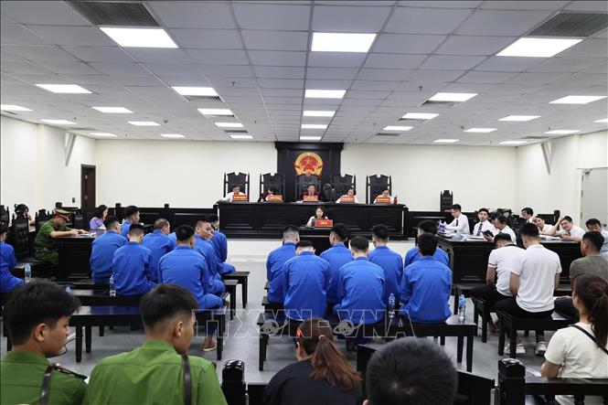 20 bị cáo ra hầu tòa trong vụ án này. Ảnh: Kim Anh – TTXVN