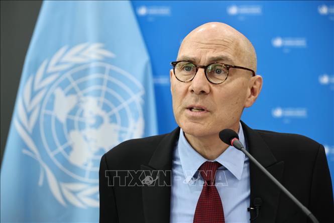 Cao ủy Nhân quyền LHQ Volker Turk lưu ý rằng môi trường số có thể giúp trẻ em tiếp cận học tập, giao lưu và hội nhập cộng đồng, cũng như phát huy khả năng sáng tạo, nhưng đồng thời cũng tiềm ẩn nhiều rủi ro đối với an toàn, quyền riêng tư và sức khỏe tinh thần của trẻ em. Ảnh: Yonhap/TTXVN