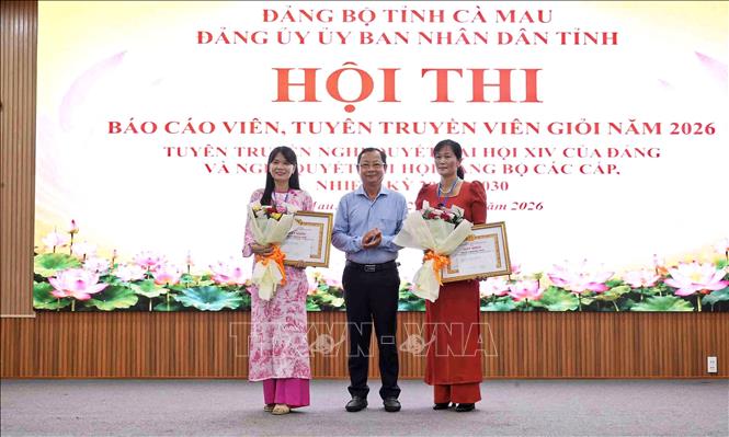 Đại diện Ban tổ chức trao giải Ba cho các thí sinh đạt giải. Ảnh: Chanh Đa - TTXVN