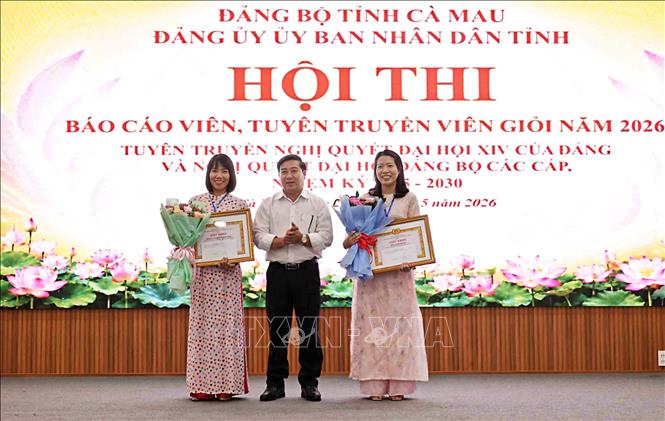 Đại diện Ban tổ chức trao giải Nhì cho các thí sinh đạt giải. Ảnh: Chanh Đa - TTXVN