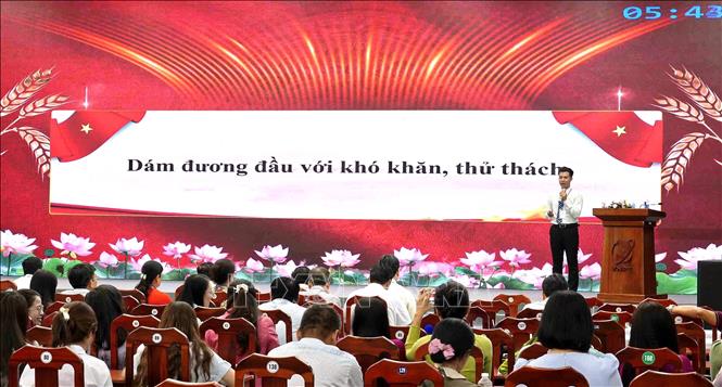 Các thí sinh trình bày phần thi. Ảnh: Chanh Đa - TTXVN