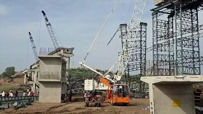 Hiện trường vụ sập cây cầu đang xây dựng trên sông Betwa ở huyện Hamirpur, bang Uttar Pradesh, Ấn Độ ngày 29/5/2026. Ảnh: ANI/TTXVN