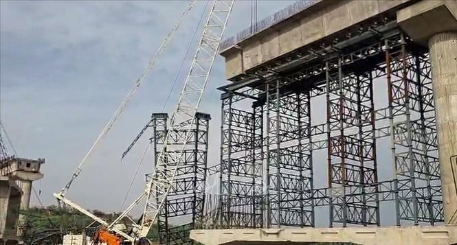 Hiện trường vụ sập cây cầu đang xây dựng trên sông Betwa ở huyện Hamirpur, bang Uttar Pradesh, Ấn Độ ngày 29/5/2026. Ảnh: ANI/TTXVN