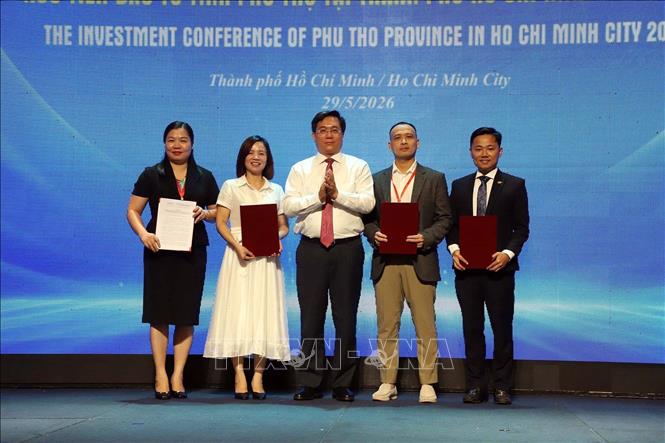 Chủ tịch UBND tỉnh Phú Thọ Trần Duy Đông trao Giấy chứng nhận đầu tư cho các nhà đầu tư. Ảnh: Nguyễn Văn Cảnh - TTXVN