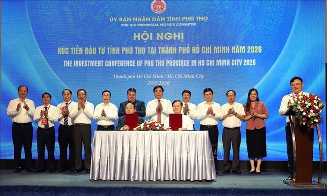 Chủ tịch UBND tỉnh Phú Thọ Trần Duy Đông chứng kiến các nhà đầu tư ký Biên bản ghi nhớ. Ảnh: Nguyễn Văn Cảnh - TTXVN