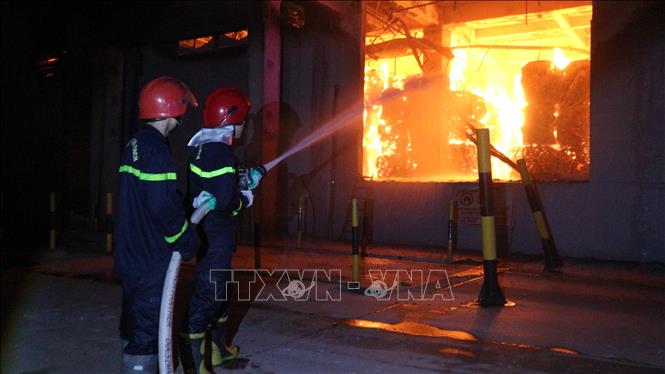 Lượng lượng Cảnh sát Phòng cháy chữa cháy và Cứu nạn cứu hộ (Công an tỉnh Hưng Yên) đang nỗ lực khống chế vụ cháy xảy. Ảnh Mạnh Khánh-TTXVN                                      