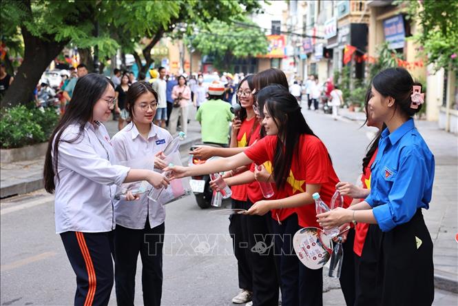 Thanh niên thủ đô với nhiều hoạt động tiếp sức cho các thí sinh và phụ huynh tại điểm thi trường THPT Trần Nhân Tông. Ảnh: Minh Đức – TTXVN