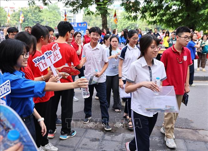 Thanh niên thủ đô với nhiều hoạt động tiếp sức cho các thí sinh và phụ huynh tại điểm thi trường THPT Trần Nhân Tông. Ảnh: Minh Đức – TTXVN