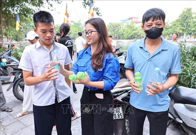 Thanh niên thủ đô với nhiều hoạt động tiếp sức cho các thí sinh và phụ huynh tại điểm thi trường THPT Trần Nhân Tông. Ảnh: Minh Đức – TTXVN