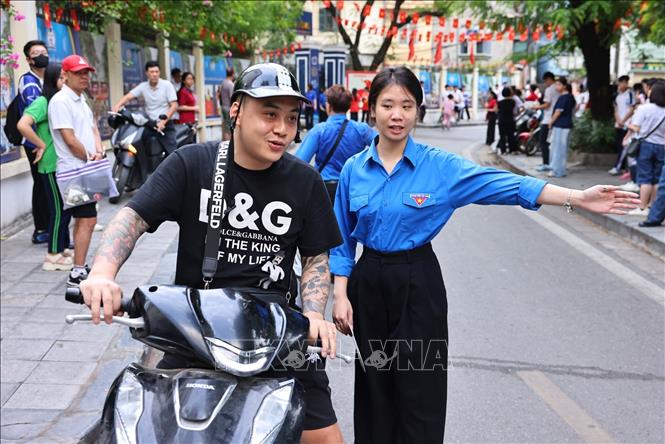 Thanh niên thủ đô với nhiều hoạt động tiếp sức cho các thí sinh và phụ huynh tại điểm thi trường THPT Trần Nhân Tông. Ảnh: Minh Đức – TTXVN