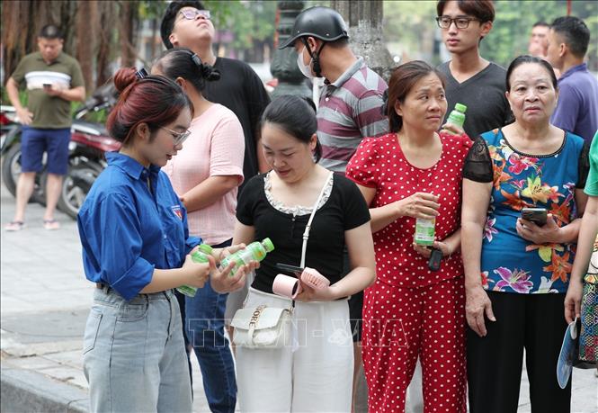 Thanh niên thủ đô với nhiều hoạt động tiếp sức cho các thí sinh và phụ huynh tại điểm thi trường THPT Trần Nhân Tông. Ảnh: Minh Đức – TTXVN