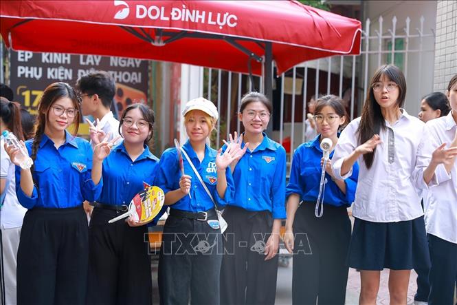 Lực lượng thanh niên tình nguyện hỗ trợ thí sinh tại Điểm thi trường THPT Đoàn Kết - Hai Bà Trưng (phường Bạch Mai). Ảnh: Khánh Hoà - TTXVN