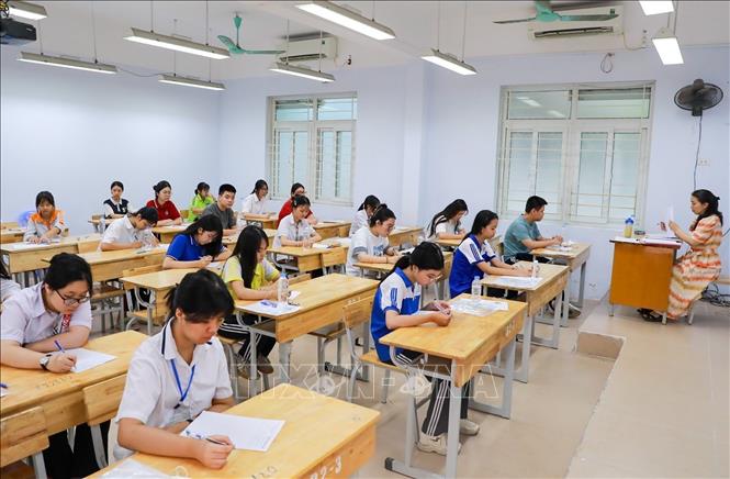 Thí sinh tại Điểm thi trường THPT Đoàn Kết - Hai Bà Trưng (phường Bạch Mai) trước khi bước vào môn thi đầu tiên kỳ thi tuyển sinh lớp 10 Trung học phổ thông công lập năm học 2026 - 2027. Ảnh: Khánh Hoà - TTXVN