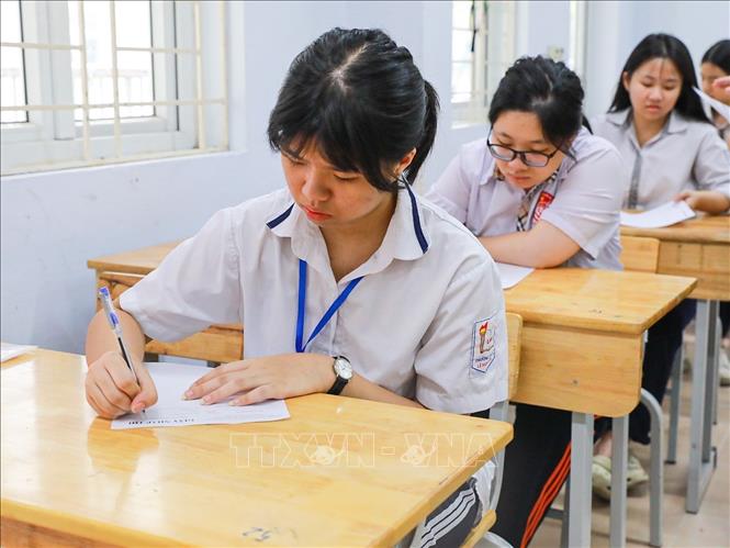 Thí sinh điền thông tin vào giấy nháp trước trước khi chuẩn bị bắt đầu môn thi đầu tiên kỳ thi tuyển sinh lớp 10 Trung học phổ thông công lập năm học 2026 - 2027. Ảnh: Khánh Hoà - TTXVN