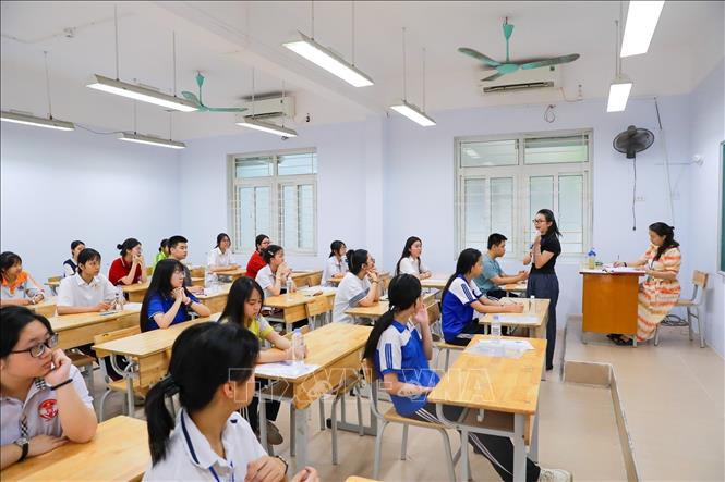 Thí sinh tại Điểm thi trường THPT Đoàn Kết - Hai Bà Trưng (phường Bạch Mai) trước khi bước vào môn thi đầu tiên kỳ thi tuyển sinh lớp 10 Trung học phổ thông công lập năm học 2026 - 2027. Ảnh: Khánh Hoà - TTXVN