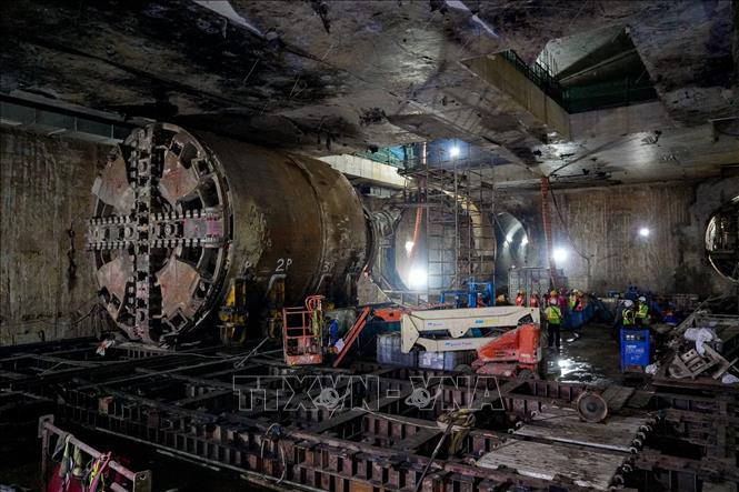 Robot TBM hoàn thành hành trình khoan hầm đoạn ngầm tuyến Metro Nhổn - Ga Hà Nội và đang được tháo dỡ tại ga S12. Ảnh: Trung Nguyên - TTXVN