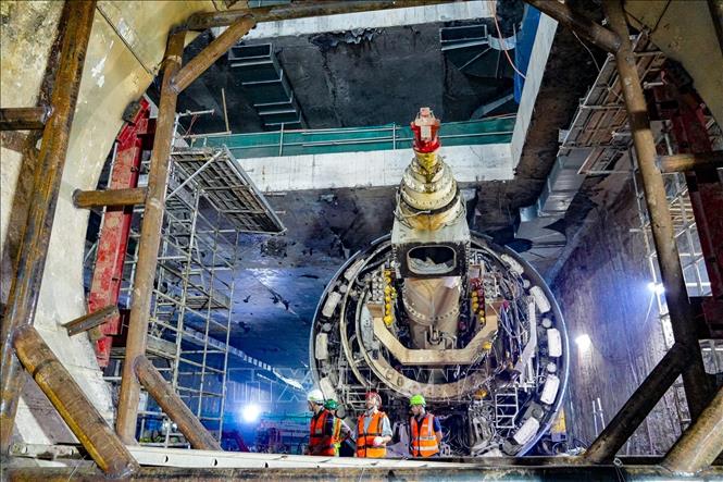 Robot TBM hoàn thành hành trình khoan hầm đoạn ngầm tuyến Metro Nhổn - Ga Hà Nội và đang được tháo dỡ tại ga S12. Ảnh: Trung Nguyên - TTXVN