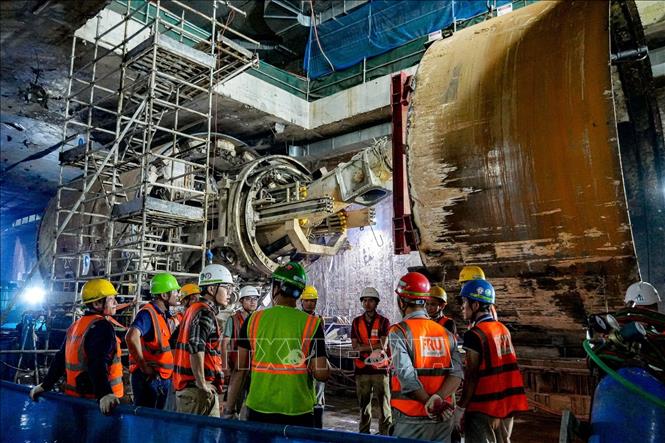 Các đơn vị thi công họp giao ban hiện trường, thống nhất phương án tháo dỡ robot TBM bảo đảm an toàn tuyệt đối. Ảnh: Trung Nguyên - TTXVN