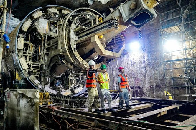 Robot TBM hoàn thành hành trình khoan hầm đoạn ngầm tuyến Metro Nhổn - Ga Hà Nội và đang được tháo dỡ tại ga S12. Ảnh: Trung Nguyên - TTXVN