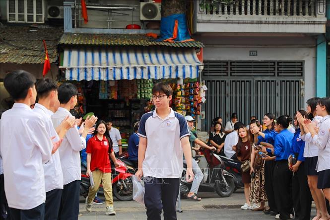 Thí sinh tại Điểm thi trường THPT Đoàn Kết - Hai Bà Trưng (phường Bạch Mai) tới dự kỳ thi tuyển sinh lớp 10 Trung học phổ thông công lập năm học 2026 - 2027. Ảnh: Khánh Hoà - TTXVN