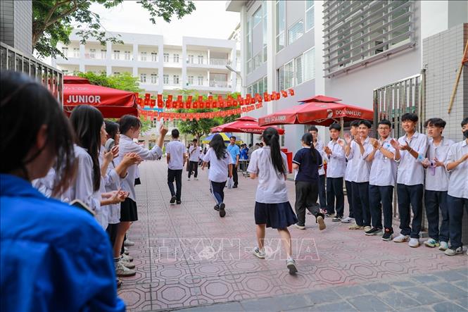 Thí sinh tại Điểm thi trường THPT Đoàn Kết - Hai Bà Trưng (phường Bạch Mai) tới dự kỳ thi tuyển sinh lớp 10 Trung học phổ thông công lập năm học 2026 - 2027. Ảnh: Khánh Hoà - TTXVN