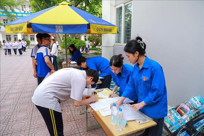 Lực lượng thanh niên tình nguyện hỗ trợ thí sinh tại Điểm thi trường THPT Đoàn Kết - Hai Bà Trưng (phường Bạch Mai). Ảnh: Khánh Hoà - TTXVN