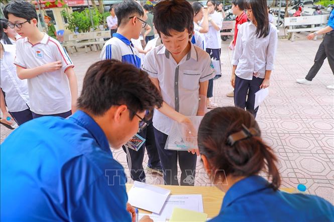 Lực lượng thanh niên tình nguyện hỗ trợ thí sinh tại Điểm thi trường THPT Đoàn Kết - Hai Bà Trưng (phường Bạch Mai). Ảnh: Khánh Hoà - TTXVN