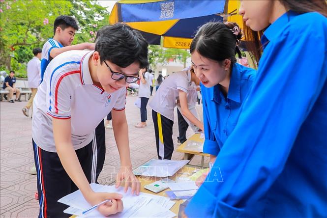 Lực lượng thanh niên tình nguyện hỗ trợ thí sinh tại Điểm thi trường THPT Đoàn Kết - Hai Bà Trưng (phường Bạch Mai). Ảnh: Khánh Hoà - TTXVN